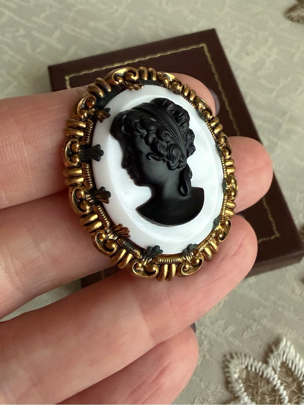 Vintage Black and White Cameo Brooch with Gold Frame - Picture 3 of 3